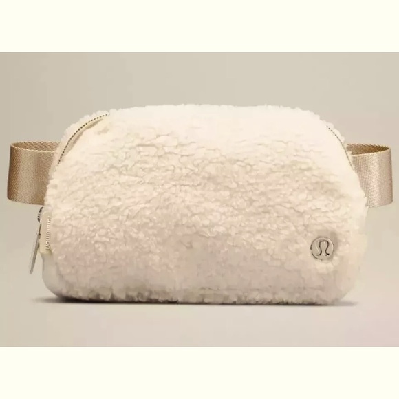 NWT! Lululemon! Everywhere Fleece Belt Bag in Natural Ivory Trench - Picture 1 of 5